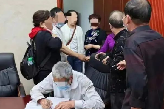 Anh cả chi hơn 10 tỷ đồng để xây nhà báo hiếu mẹ già, khi bà qua đời, hai em trai kiện ra tòa đòi chia quyền thừa kế: Tòa phán