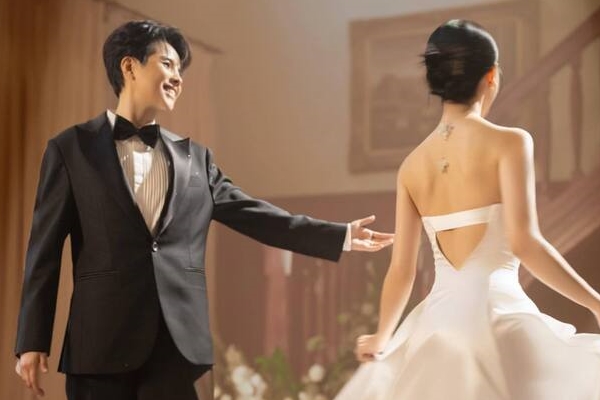 Vợ ở nước ngoài, hoảng hốt thấy ảnh cưới của chồng với cô gái trẻ-3