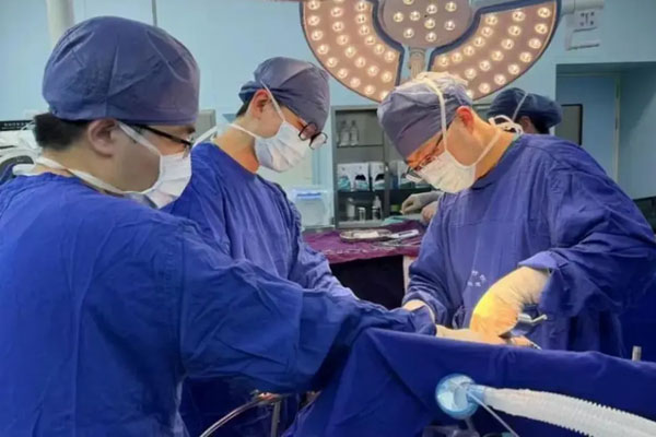 Người phụ nữ phải cắt bỏ toàn bộ dạ dày, lấy ra 10kg thức ăn chưa tiêu hóa vì…-2