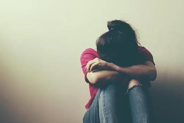 Bố vô tình thấy cảnh vợ tôi ngồi giặt quần áo, lập tức gọi điện bắt tôi về-2