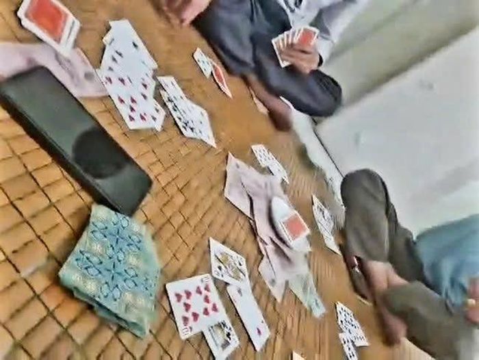 Xác minh hình ảnh lãnh đạo xã Long Châu ở Bắc Ninh đánh bài ăn tiền-2