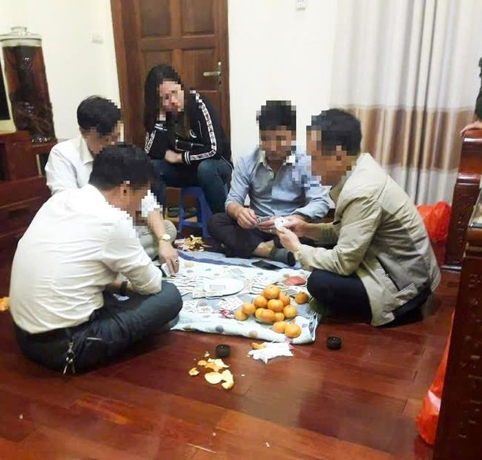 Xác minh hình ảnh lãnh đạo xã Long Châu ở Bắc Ninh đánh bài ăn tiền-1