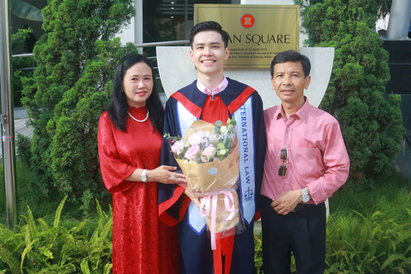 Chàng trai 4 lần trở thành thủ khoa vì ước mơ của mẹ-4