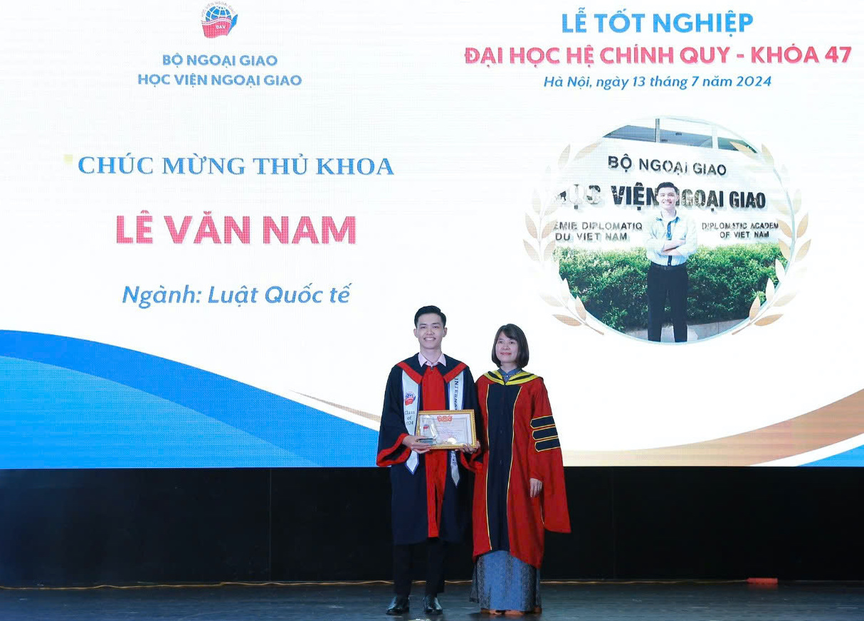 Thủ khoa Học viện Ngoại giao viết đơn xin nhập ngũ-1