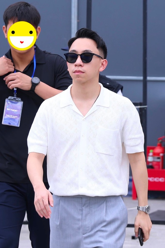 Phương Nhi và thiếu gia Minh Hoàng lần đầu bị bắt gặp sau lễ ăn hỏi, thái độ khi tia thấy camera gây chú ý-5