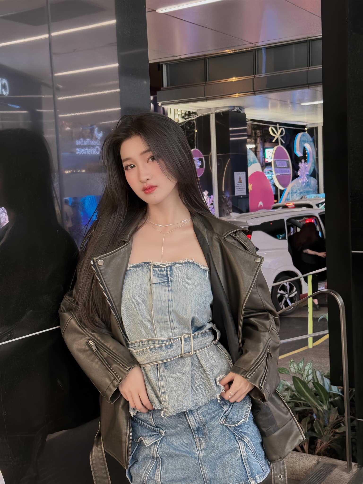 Phương Nhi và thiếu gia Minh Hoàng lần đầu bị bắt gặp sau lễ ăn hỏi, thái độ khi tia thấy camera gây chú ý-4