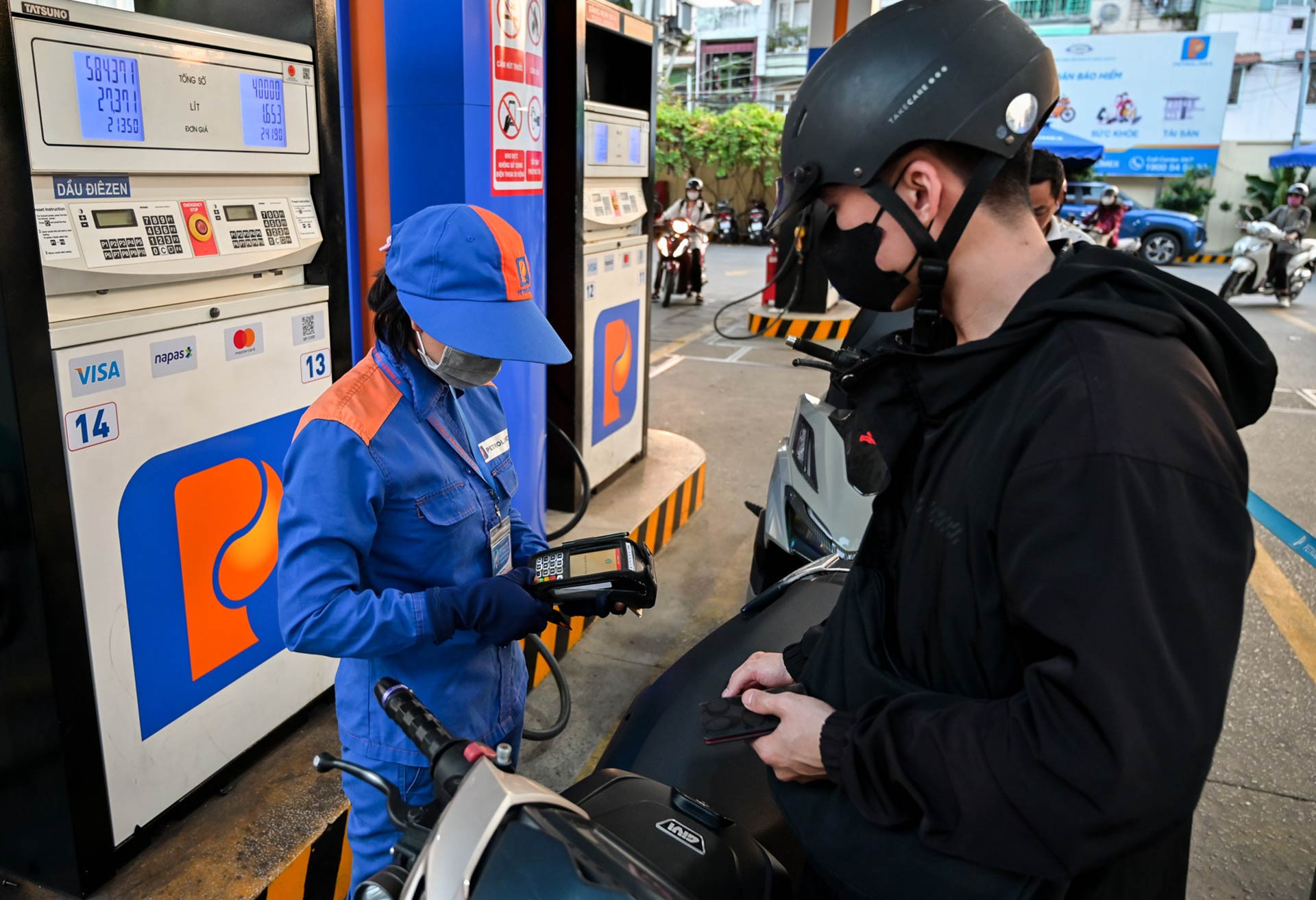 Giá xăng trong nước ngày mai sẽ bật tăng theo giá thế giới?-1