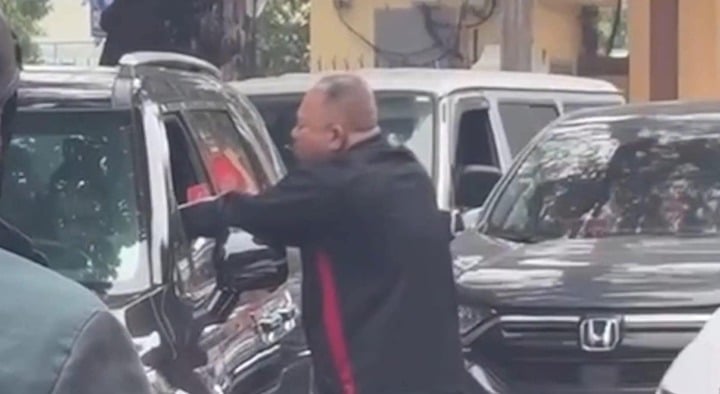 Vụ tài xế ngồi trong ô tô bị đấm túi bụi trên phố Hà Nội: Nạn nhân lên tiếng hé lộ nguyên nhân-1