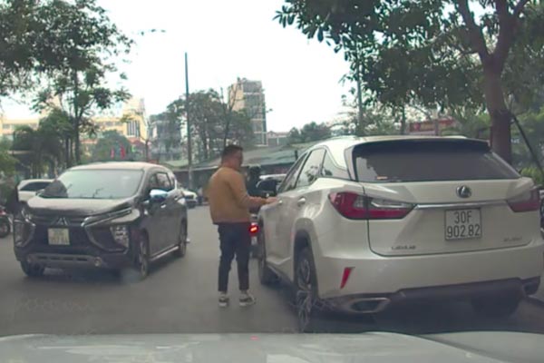 Xử phạt tài xế xe sang Lexus đỗ ngang ngược trên phố Hà Nội-3