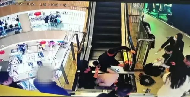 Bé trai 2 tuổi kẹt tay trong thang cuốn, bố mẹ hoảng loạn: Camera ghi lại cảnh ám ảnh-2