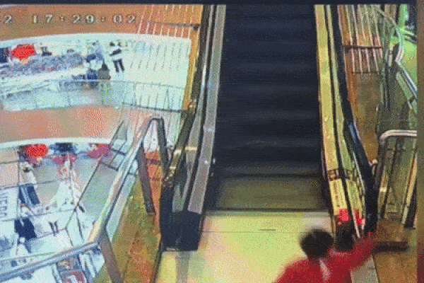 Bé trai bị kẹp chân vào thang cuốn trung tâm thương mại-3