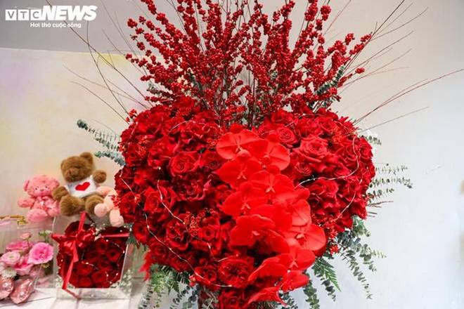 15 triệu đồng một bó hoa hồng ngày Valentine, khách nhà giàu vẫn xuống tiền mua-3