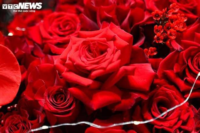 15 triệu đồng một bó hoa hồng ngày Valentine, khách nhà giàu vẫn xuống tiền mua-4