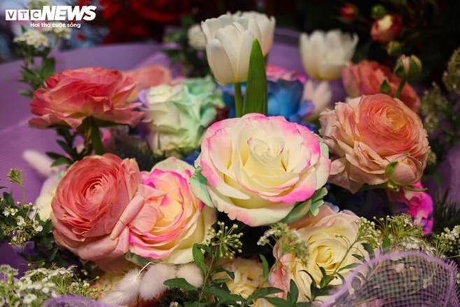 15 triệu đồng một bó hoa hồng ngày Valentine, khách nhà giàu vẫn xuống tiền mua-7