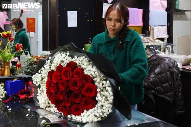 15 triệu đồng một bó hoa hồng ngày Valentine, khách nhà giàu vẫn xuống tiền mua-11