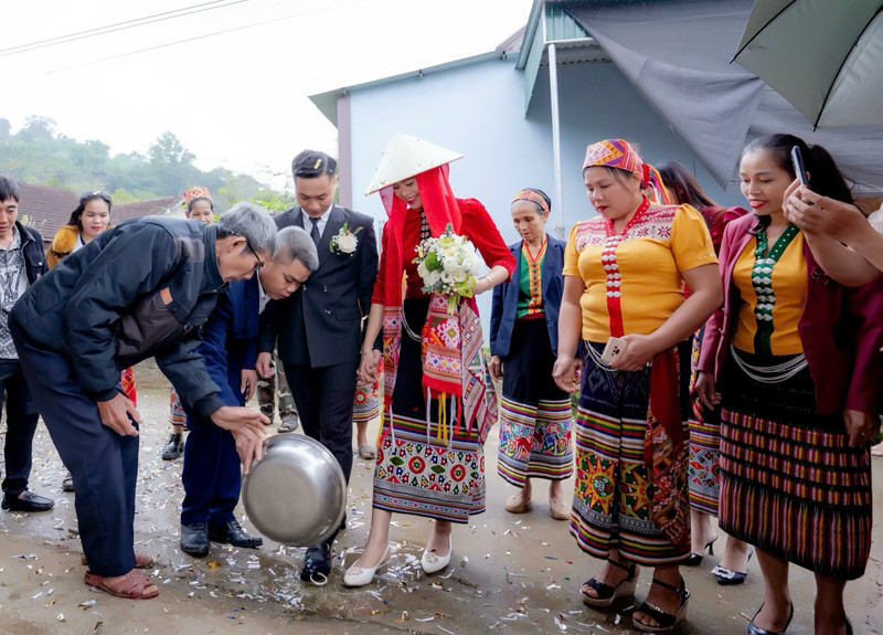 Cô dâu, chú rể thực hiện nghi thức lạ trong phòng tân hôn, nhiều người tò mò-1