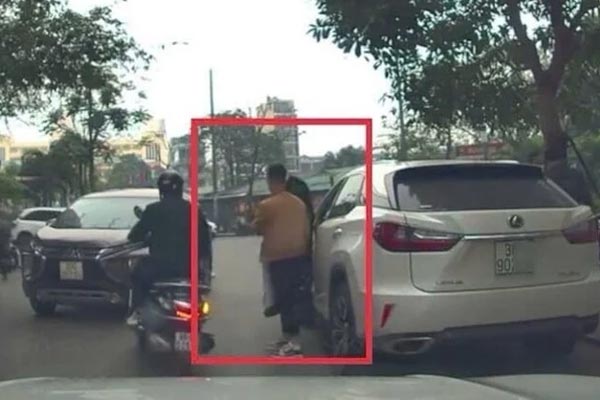 Xử phạt nữ tài xế lùi xe trên cao tốc Nha Trang - Cam Lâm-2