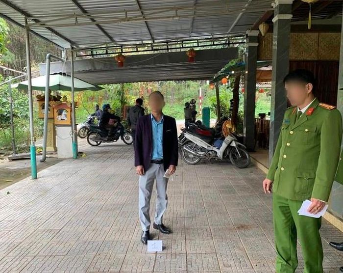 Ăn mặc bảnh bao, vào quán cà phê xin đi nhờ vệ sinh rồi trộm cắp tài sản-1