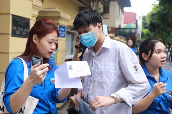 Một trường đại học xét tuyển các tổ hợp bắt buộc có môn Văn
