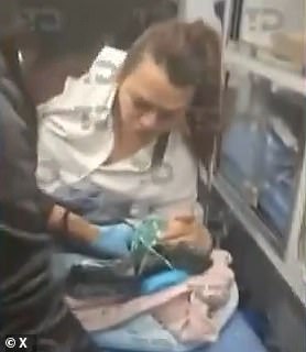 Sinh con xong rồi đưa cho bạn trai, người phụ nữ bàng hoàng khi chứng kiến hành động của bố đứa bé-3