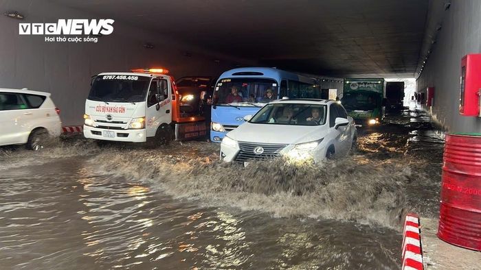 Mưa trái mùa ở TP.HCM, hầm chui Nguyễn Văn Linh ngập nặng-1