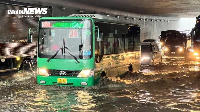 Mưa trái mùa ở TP.HCM, hầm chui Nguyễn Văn Linh ngập nặng-6