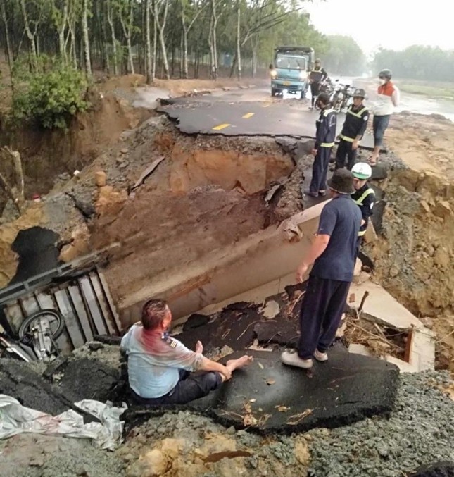 Mưa lớn gây sạt lở rộng ở Bình Dương, hai người gặp nạn-1