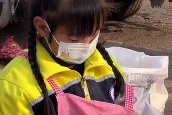 Chuyên gia nói thẳng: Lý do trẻ lớn lên VÔ ƠN có thể bắt nguồn từ 4 thứ tưởng vô hại bố mẹ thường bỏ trong túi-3