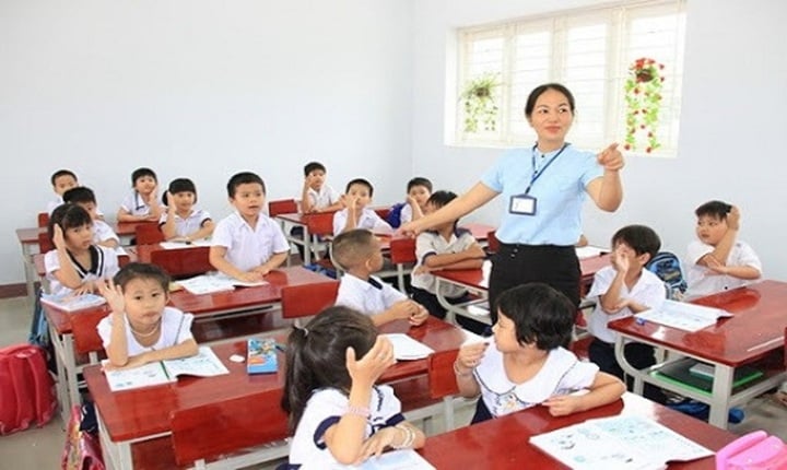 Dạy thêm học sinh tiểu học, giáo viên có thể bị buộc thôi việc-1