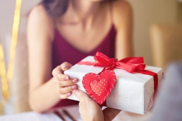 Đi làm tăng ca về trễ, chồng theo dõi camera thấy hành động lạ của vợ trong phòng ngủ mà không thể bình tĩnh-1