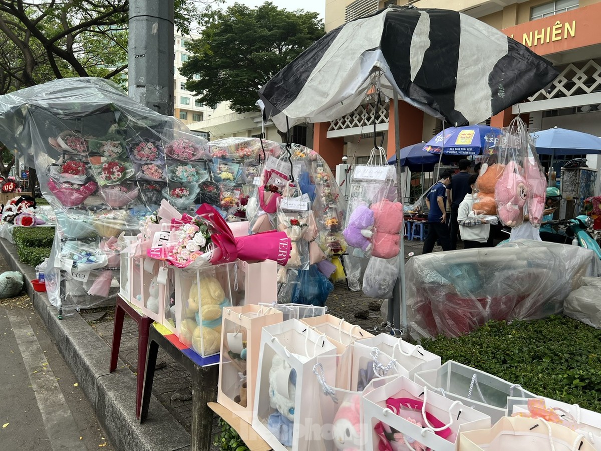 Hoa, quà hạ giá ngóng khách trong ngày Valentine-1