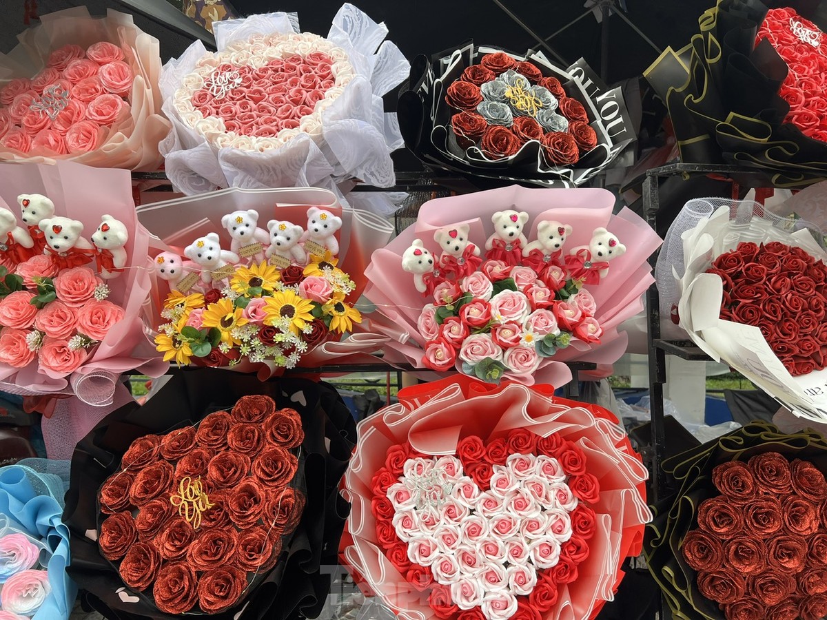 Hoa, quà hạ giá ngóng khách trong ngày Valentine-2