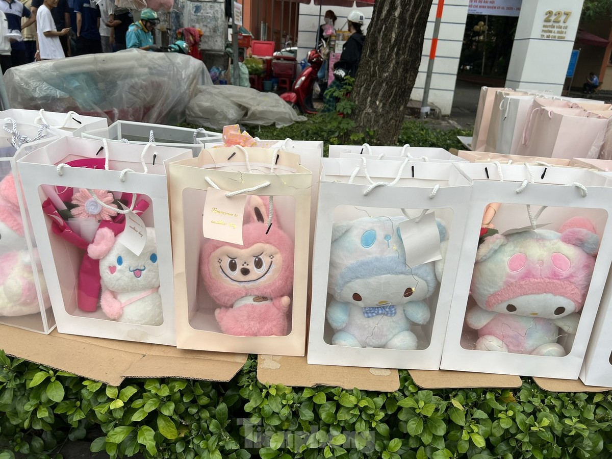 Hoa, quà hạ giá ngóng khách trong ngày Valentine-3