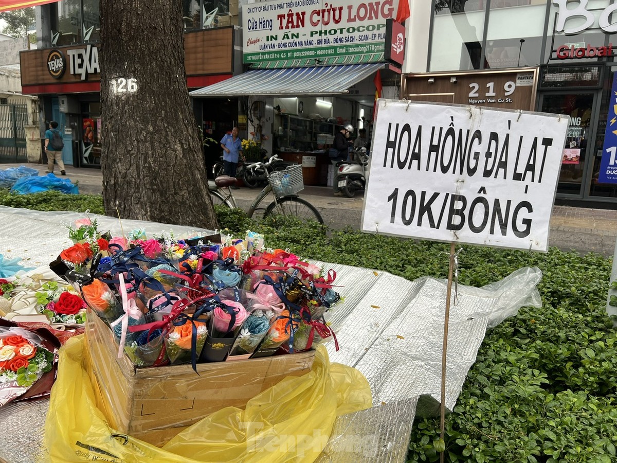 Hoa, quà hạ giá ngóng khách trong ngày Valentine-4
