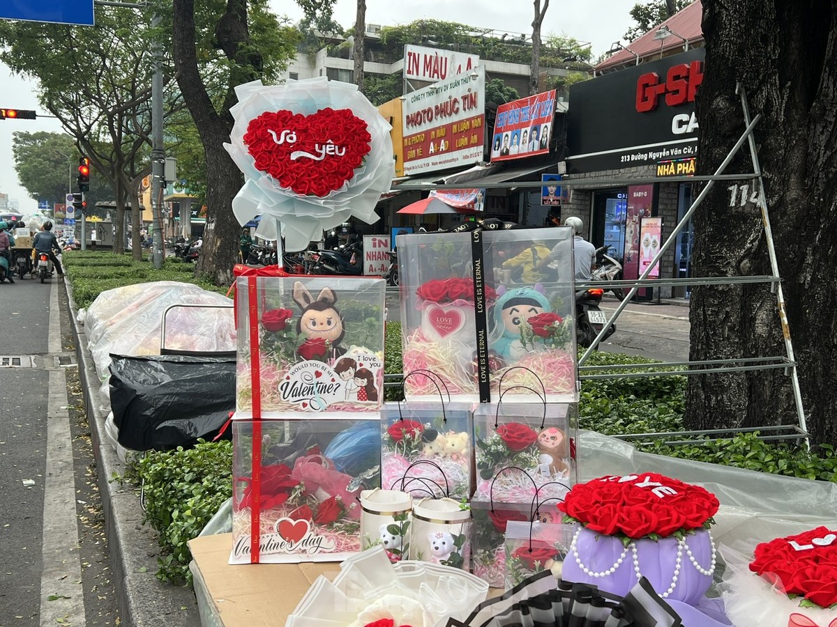 Hoa, quà hạ giá ngóng khách trong ngày Valentine-5