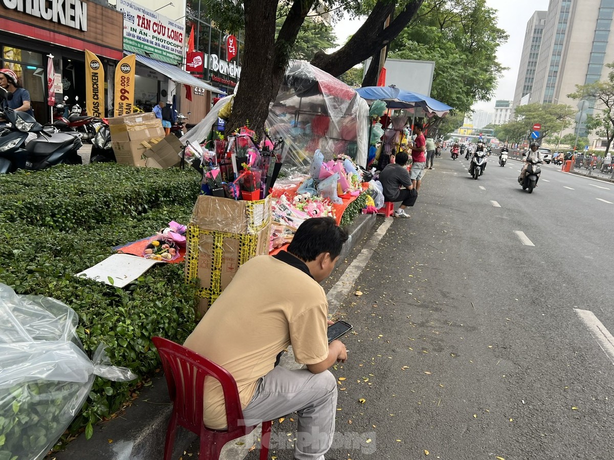 Hoa, quà hạ giá ngóng khách trong ngày Valentine-6