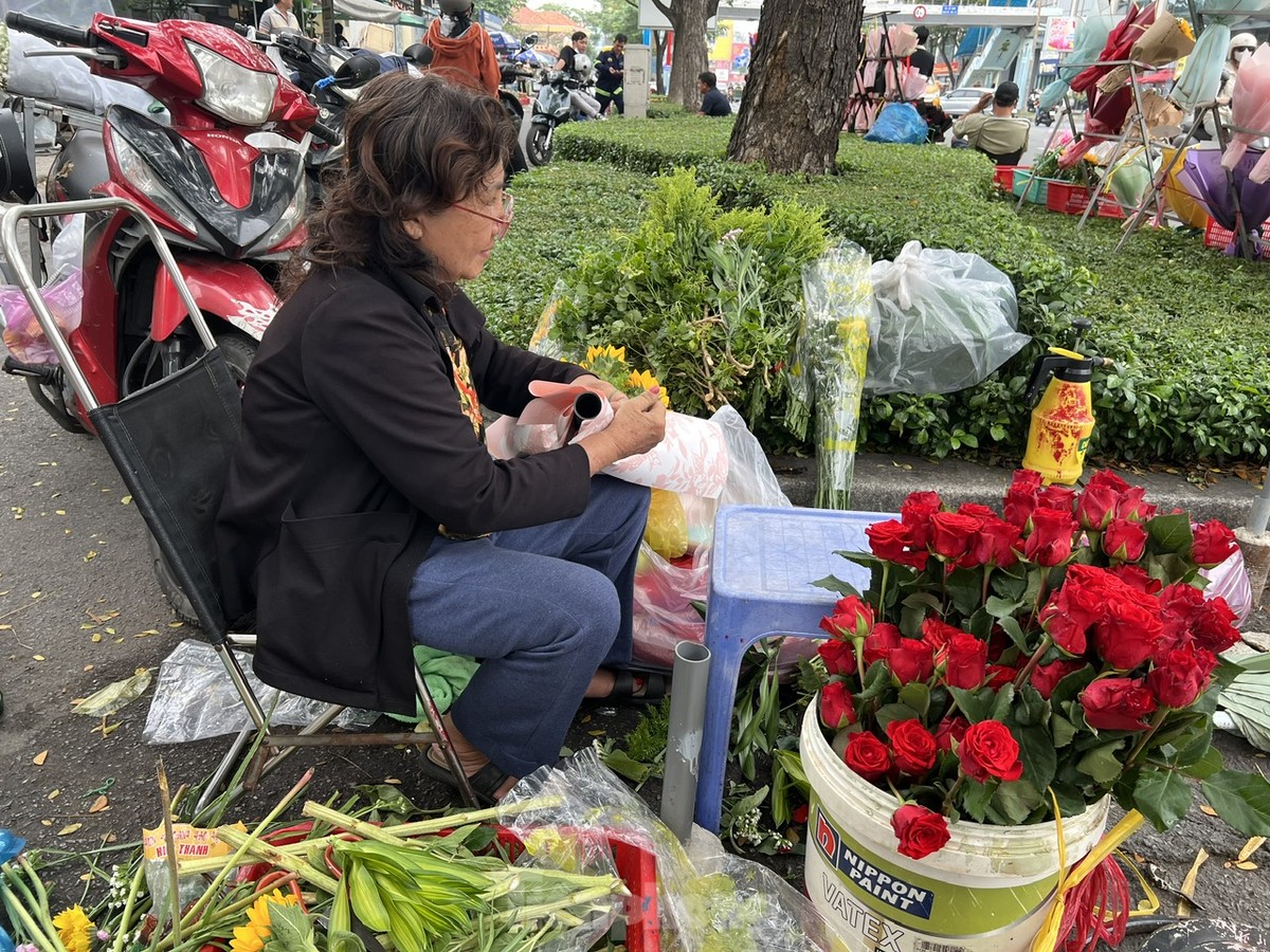 Hoa, quà hạ giá ngóng khách trong ngày Valentine-8