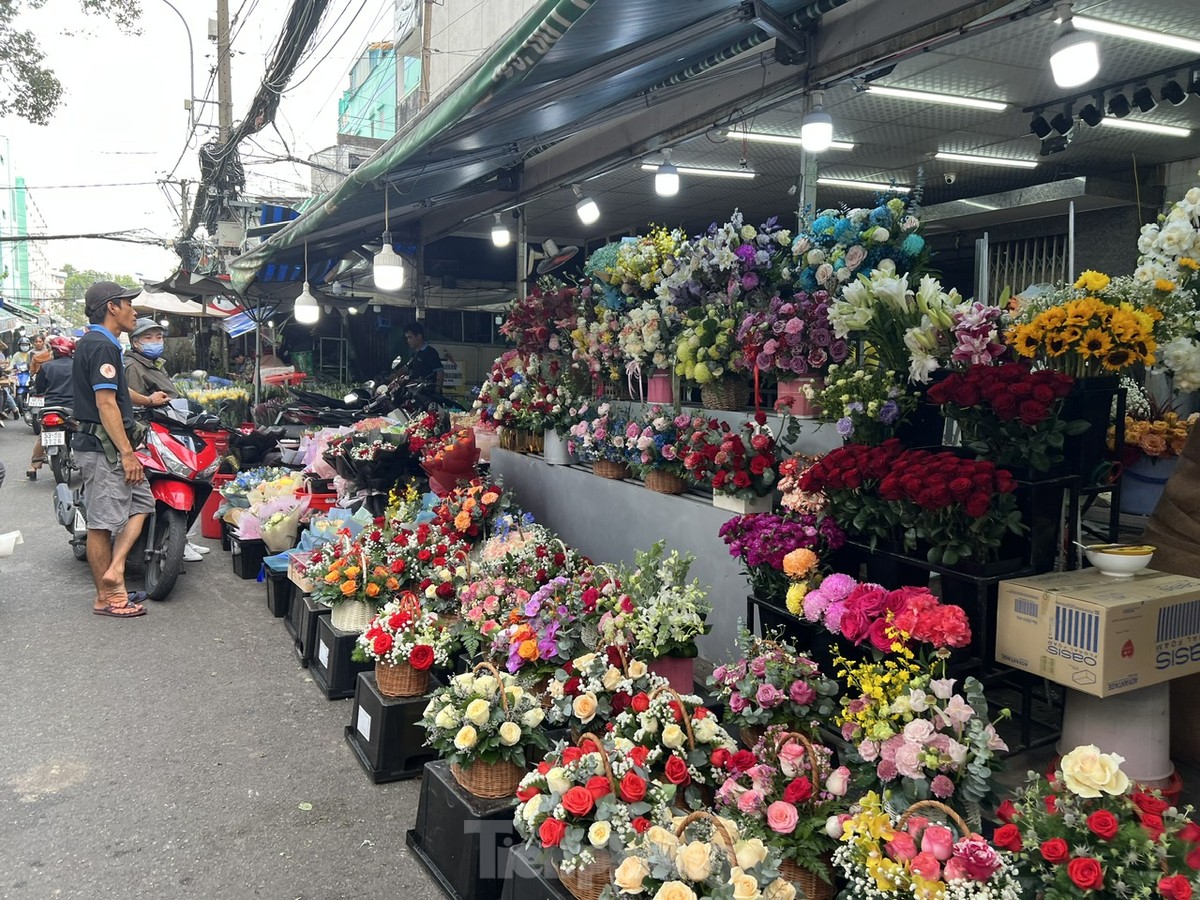 Hoa, quà hạ giá ngóng khách trong ngày Valentine-9