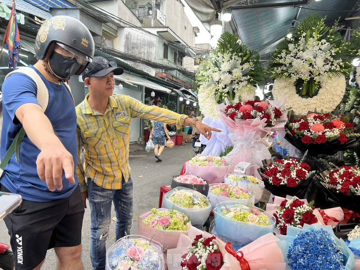 Hoa, quà hạ giá ngóng khách trong ngày Valentine-10