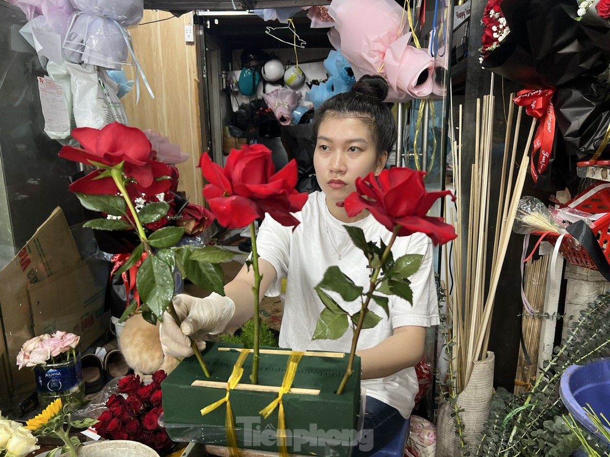 Hoa, quà hạ giá ngóng khách trong ngày Valentine-11