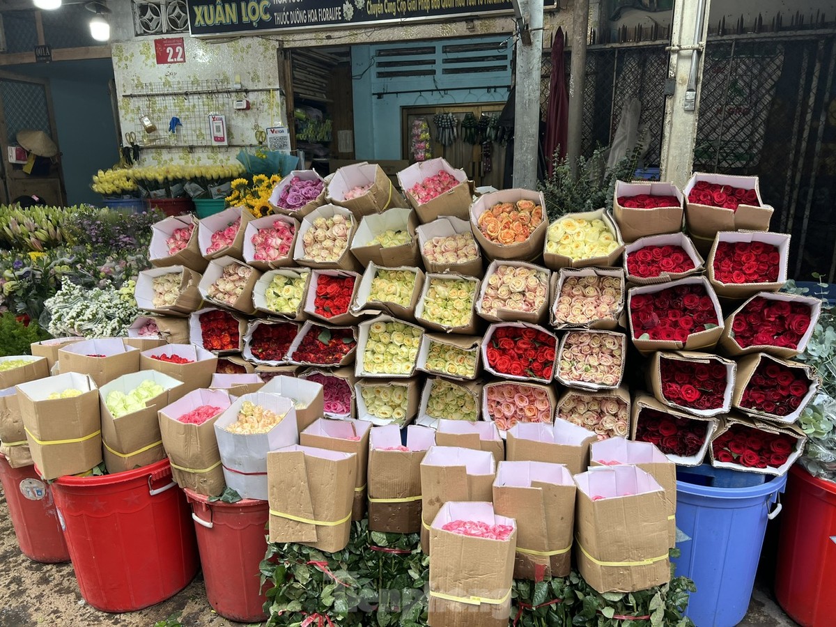 Hoa, quà hạ giá ngóng khách trong ngày Valentine-13