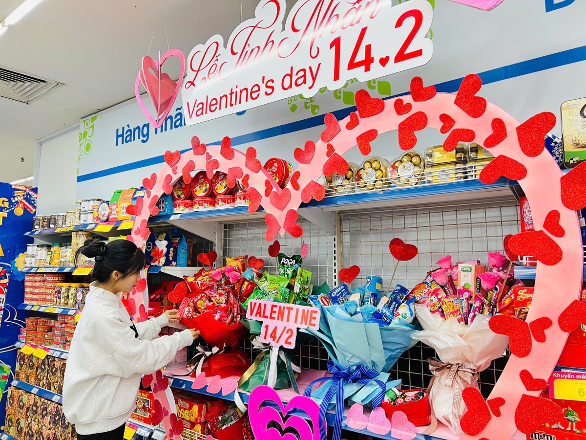 Hoa, quà hạ giá ngóng khách trong ngày Valentine-15