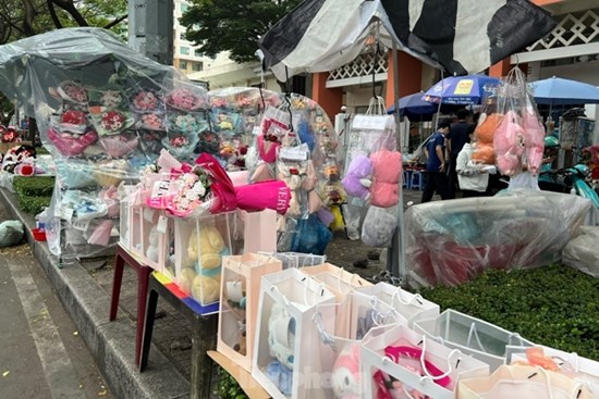 Hoa, quà hạ giá 'ngóng' khách trong ngày Valentine