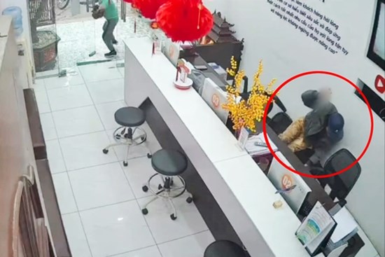 Nhân thân người đàn ông vào cửa hàng đe dọa nữ nhân viên ở Nam Định