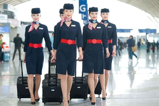 Tại sao tiếp viên hàng không thường diện váy ngắn, ít khi mặc quần dài?