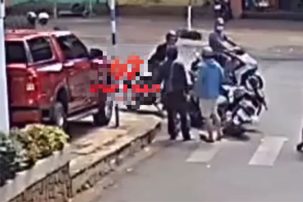 Phẫn nộ 2 người đàn ông hổ báo đánh người sau va chạm giao thông-1