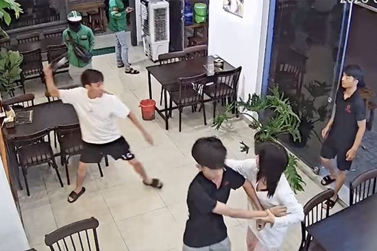 Nam thanh niên đập phá quán ăn ở TPHCM