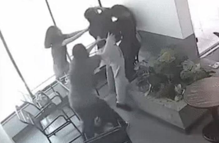 Cô gái bị người yêu đánh dã man trong quán cà phê ở TP HCM-1