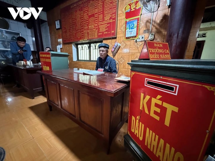 Phản cảm ở ngôi đền có hai loại hòm công đức-2