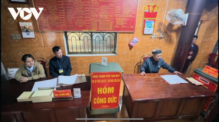 Phản cảm ở ngôi đền có hai loại hòm công đức-1